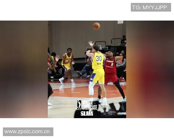 小南斯篮下强势进攻旱地拔葱单臂暴扣展现霸主风范